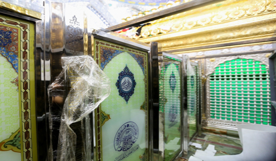 نصب حائل جدید به جای حائل چوبی در حرم مطهر امام علی(ع) با همت خیران ایرانی+تصاویر
