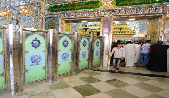 نصب حائل جدید به جای حائل چوبی در حرم مطهر امام علی(ع) با همت خیران ایرانی+تصاویر