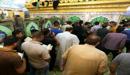 نصب حائل جدید به جای حائل چوبی در حرم مطهر امام علی(ع) با همت خیران ایرانی+تصاویر