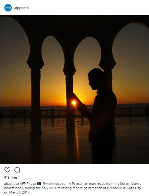 عکس دیدنی قرآن خواندن مرد مسلمان در اینستاگرام خبرگزاری فرانسه