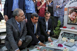 فیلم اعتراض خانواده شهدای مدافع حرم به احمدی نژاد