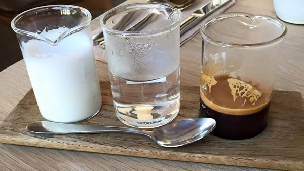 عجیب و غریب ترین قهوه های جهان/ از قهوه بی رنگ تا ذغال سوزان در این نوشیدنی