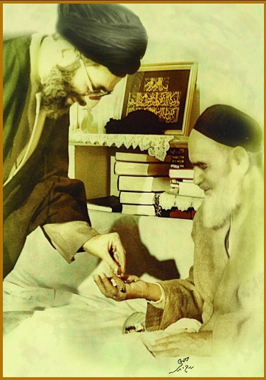 عکسی از امام(ره) که روی دیوار خانه رهبر انقلاب قرار دارد
