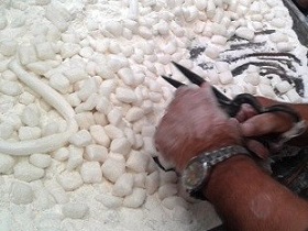 از پخت نان افطاری تا توزيع شکر پنير در مساجد اردکان
