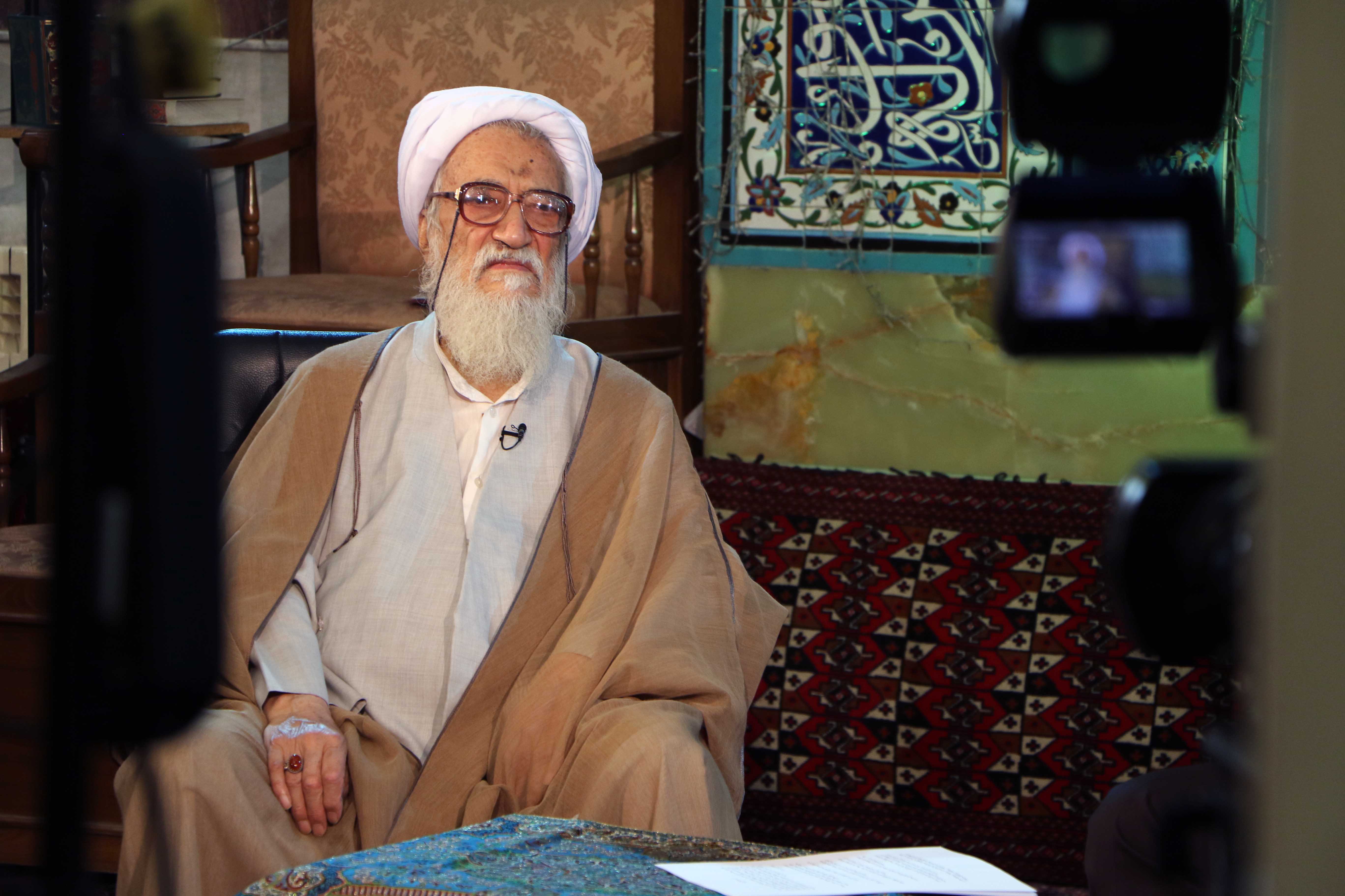 بزرگترین عبرت از ماجرای بنی صدر این است که هر کس به انقلاب بی وفایی کند، سقوط می کند/ وقتی امام انقلاب را شروع کرد یک تعداد می گفتند مگر می شود دستِ خالی به مبارزه با آمریکا رفت؟