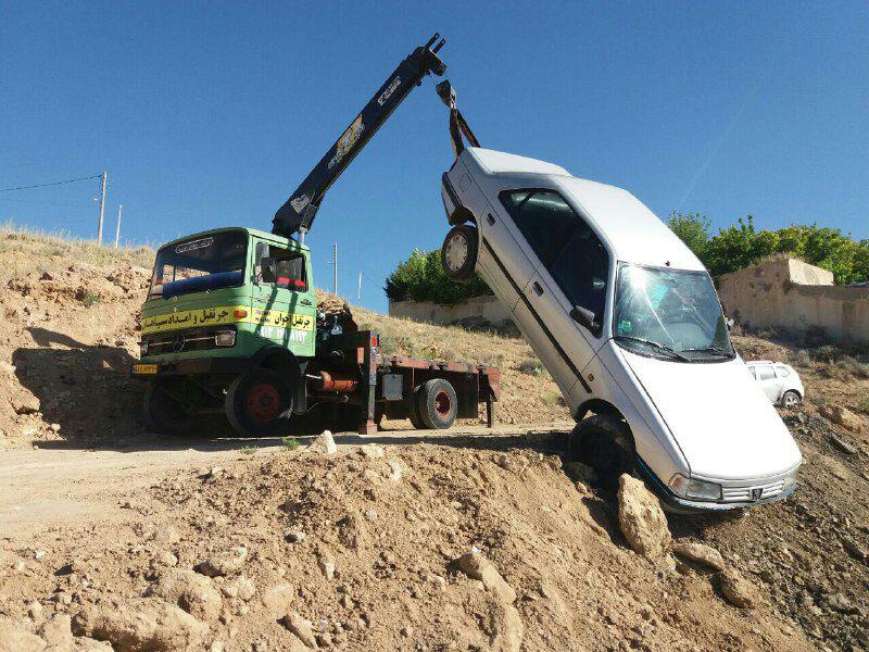 خودروی پژو در نطنز از سقوط در دره جان سالم به در برد+ تصاویر