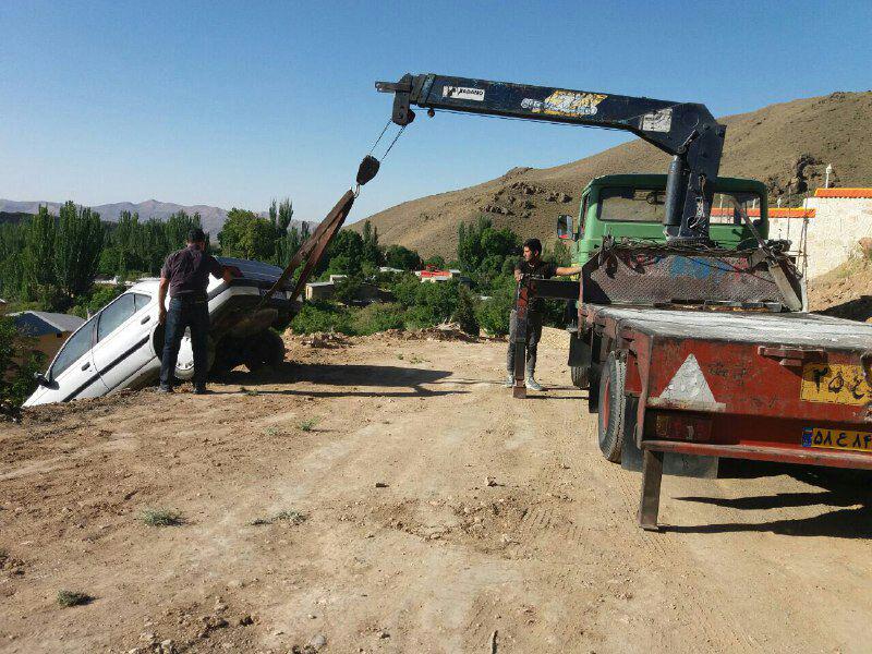 خودروی پژو در نطنز از سقوط در دره جان سالم به در برد+ تصاویر