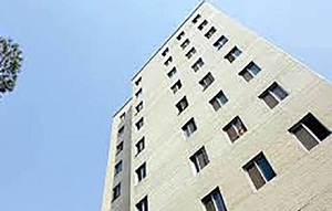 نجات معجزه آسای کودک 4 ساله در سقوط از طبقه چهارم