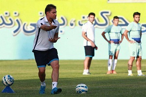 مطهری قرارداد خود با تیم پیکان را تمدید کرد