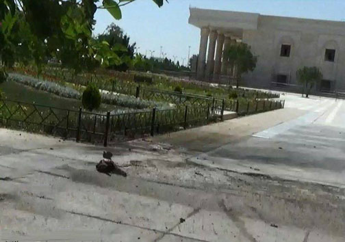 عکس/ محل انفجار انتحاری در اطراف حرم مام (ره)