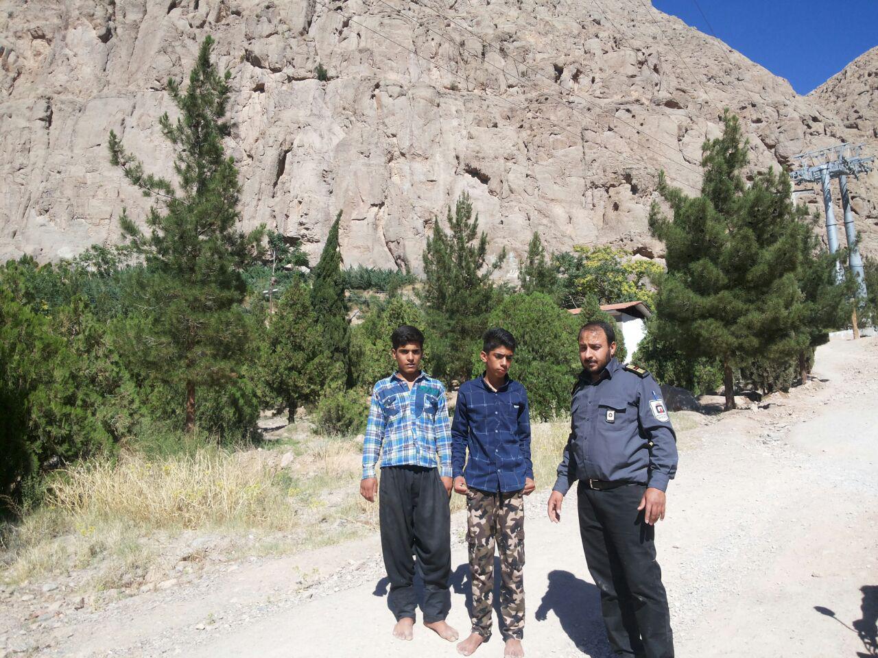 نجات دو نوجوان گرفتار در کوه های اطراف کرمان+عکس