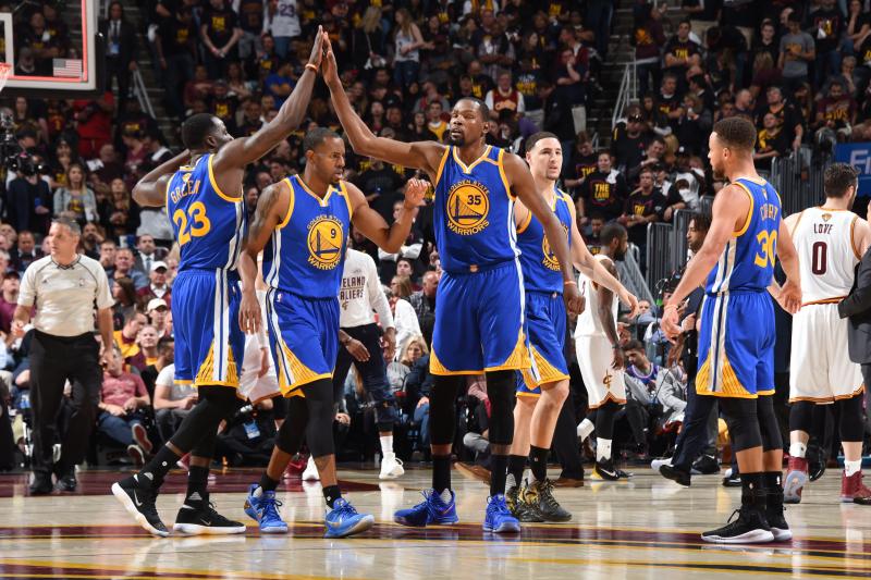 سومین پبروزی گلدن استیت برابر کلیولند در فینال NBA /کری و دورانت، تنها یک قدم تا قهرمانی