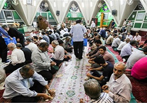 بقاع متبرکه شیراز میزبان سفره های افطاری