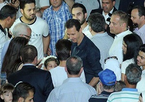حضور غیرمنتظره و بدون محافظ بشار اسد در جشنواره خرید کالا در دمشق + فیلم