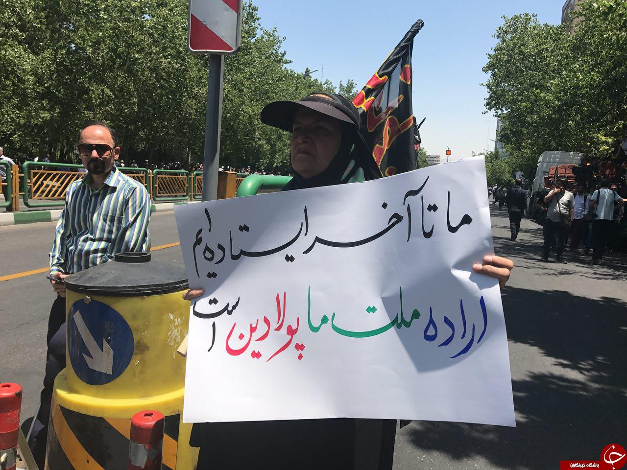 پیکر شهدای حوادث تروریستی تهران واردخیابان انقلاب شد/حضور باشکوه مردم در مراسم+تصاویر