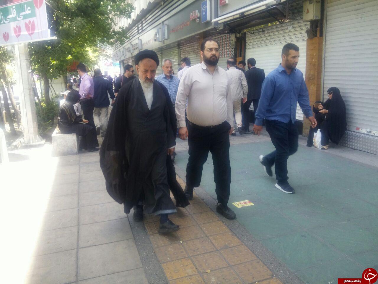 پیکر شهدای حوادث تروریستی تهران واردخیابان انقلاب شد/حضور باشکوه مردم در مراسم+تصاویر