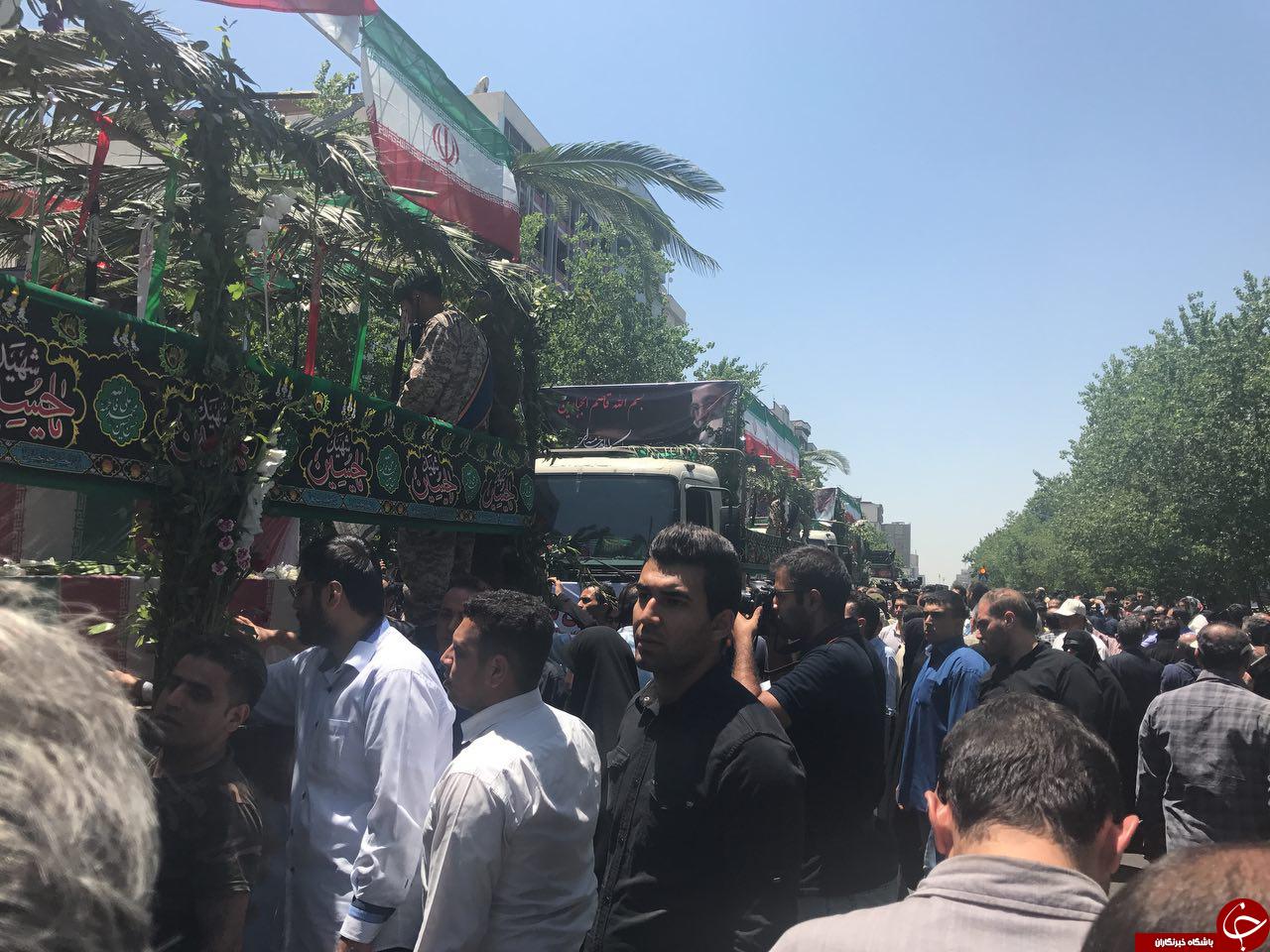پیکر شهدای حوادث تروریستی تهران واردخیابان انقلاب شد+تصاویر