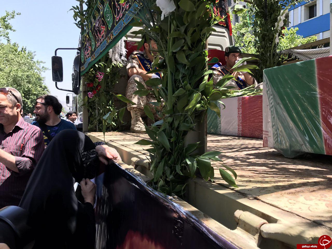 پیکر شهدای حوادث تروریستی تهران واردخیابان انقلاب شد/حضور باشکوه مردم در مراسم+تصاویر
