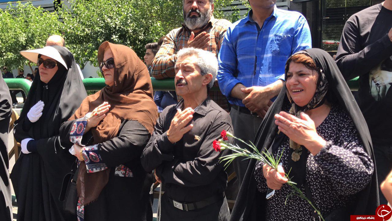 پیکر شهدای حوادث تروریستی تهران واردخیابان انقلاب شد/حضور باشکوه مردم در مراسم+تصاویر