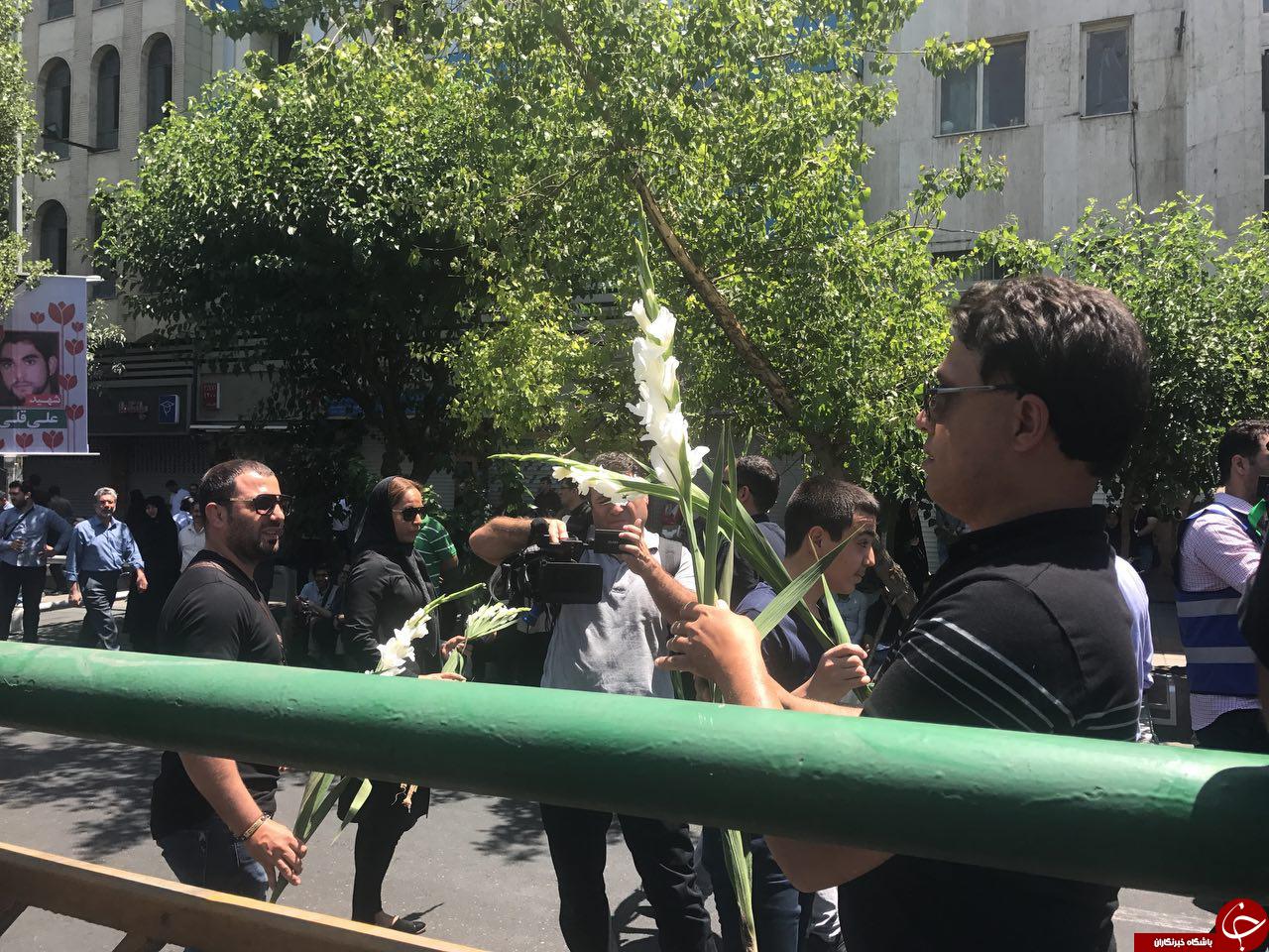پیکر شهدای حوادث تروریستی تهران واردخیابان انقلاب شد/حضور باشکوه مردم در مراسم+تصاویر