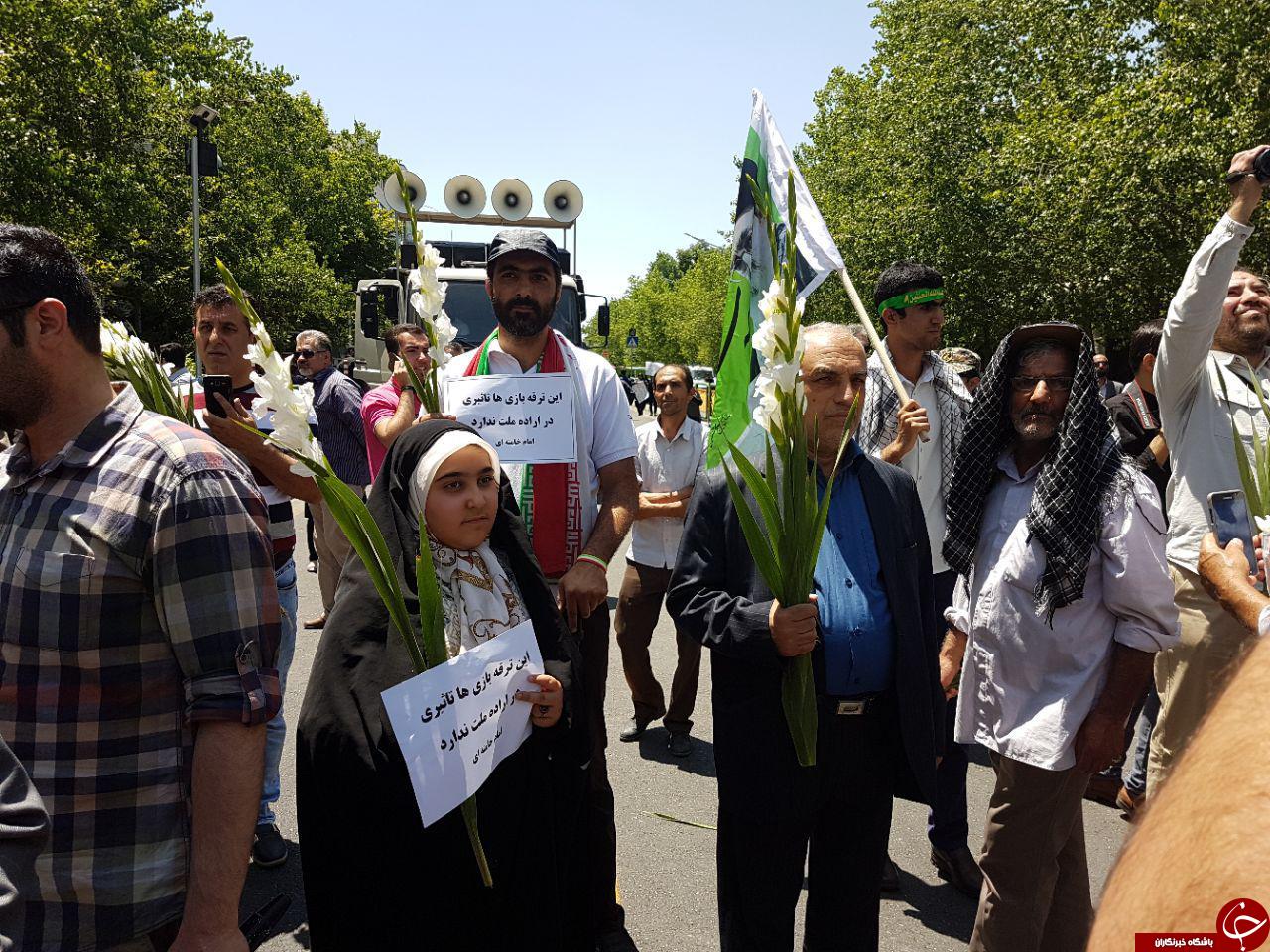 پیکر شهدای حوادث تروریستی تهران واردخیابان انقلاب شد/حضور باشکوه مردم در مراسم+تصاویر
