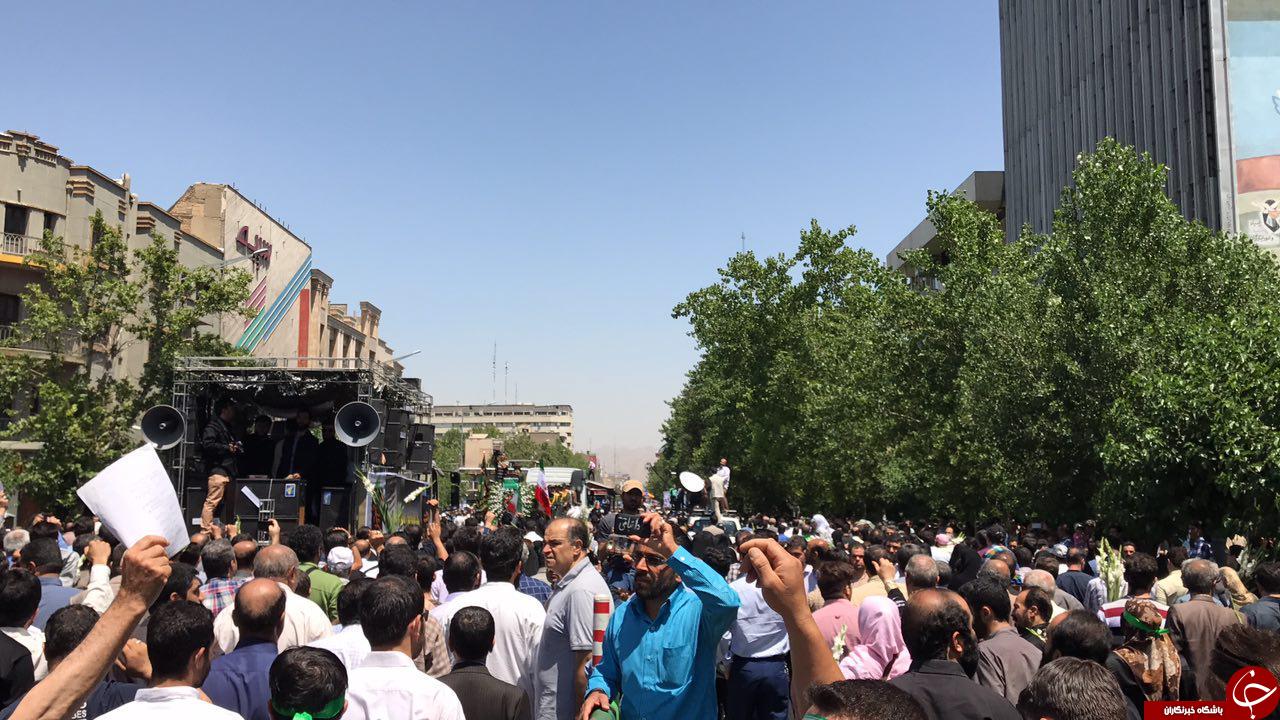 مراسم تشییع پیکر شهدای حوادث تروریستی تهران آغاز شد/حضور باشکوه مردم در مراسم+تصاویر
