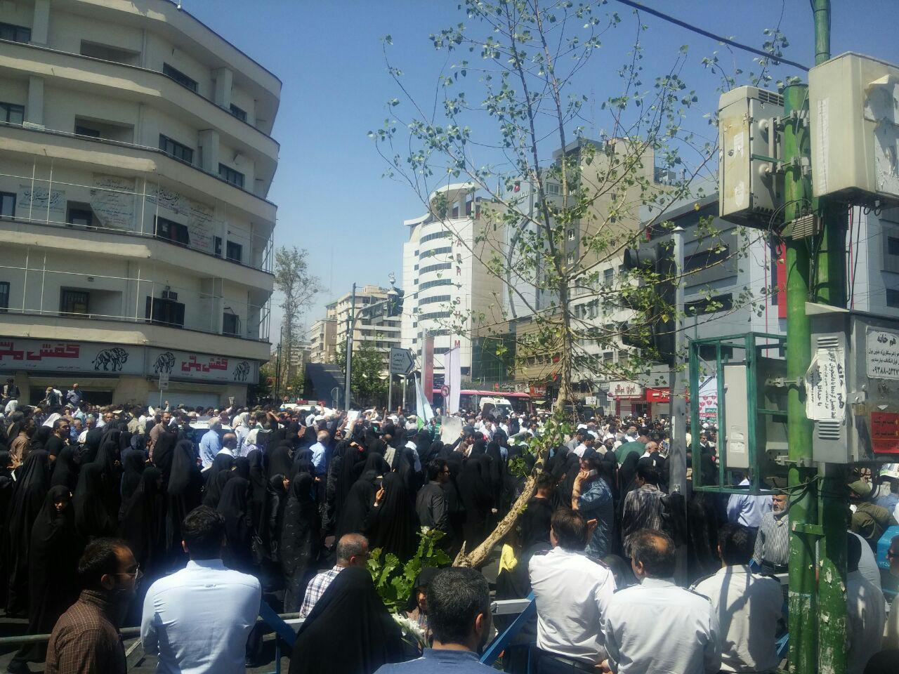 مراسم تشییع پیکر شهدای حوادث تروریستی تهران آغاز شد/مردم شعار مرگ بر آمریکا و آل&zwnj;سعود سر می&zwnj;دهند+تصاویر