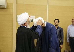 معمم شدن طلبه یزدی در روز میلاد کریم اهل بیت