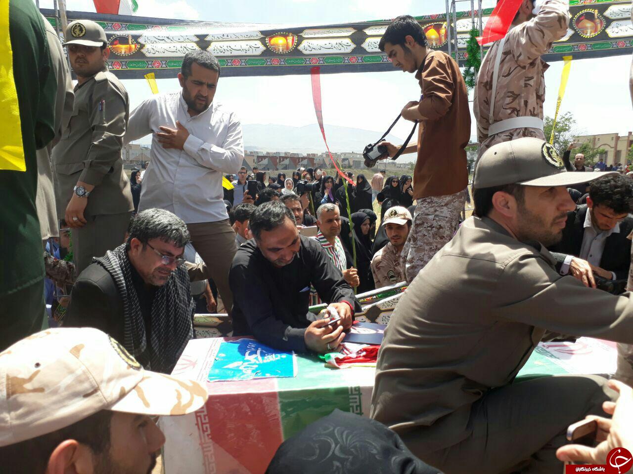 پیکر شهید جعفر جعفرزاده در شهرستان شوط خاکسپاری شد + تصاویر