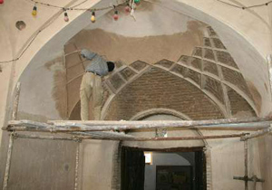 مرمت سردر ورودی کاروانسرای تاریخی بازار نایین
