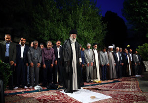 دیدار صمیمانه رهبر انقلاب با شعرا در نیمه ماه رمضان + فیلم