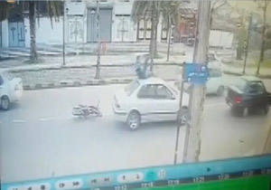 تصادف عجیب موتورسیکلت با سمند در لاهیجان + فیلم