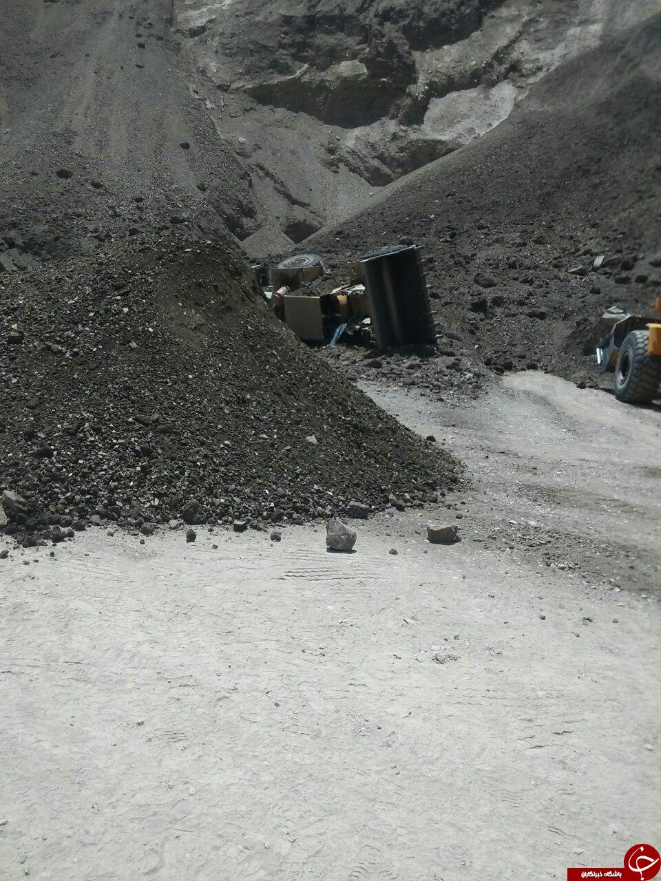 مرگ راننده بولدوزر با ریزش کوه + تصویر