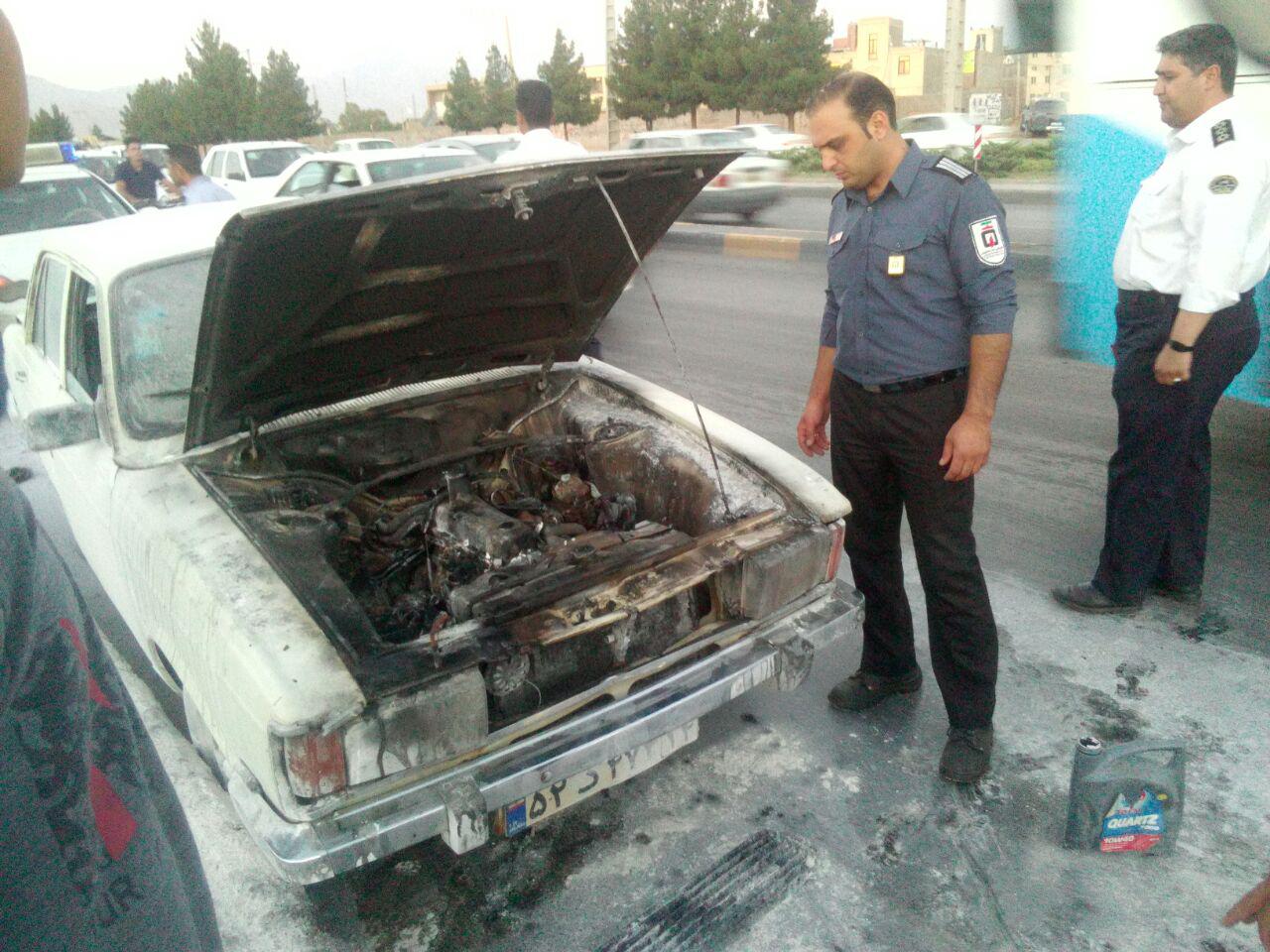 حریق خودرو مهار شد