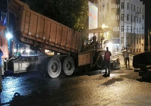 تداوم طرح آسفالت ریزی شبانه در شهر اردبیل