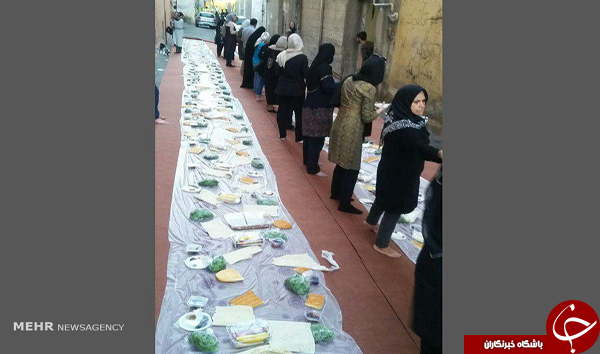 سفره افطاری که برای کارتن خواب&zwnj;ها پهن شد +عکس