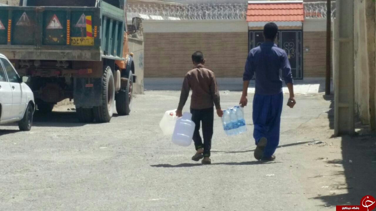 صف&zwnj;کشی برای تهیه آب در زابل + فیلم
