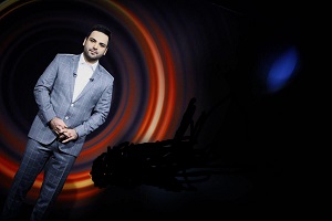 ادای احترام احسان علیخانی به مردم در برنامه ماه عسل + فیلم