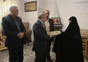 استاندار اصفهان با خانواده دو شهید دوران دفاع مقدس دیدار کرد