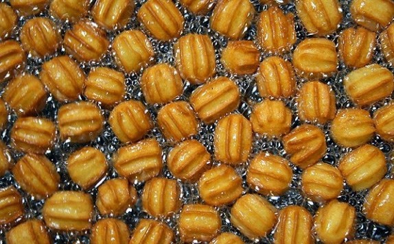 ریختن &laquo;شربت&zwnj; معده&raquo; در روغن های سرخ کردنی/زولبیا و بامیه را از مراکز مجاز خریداری کنید