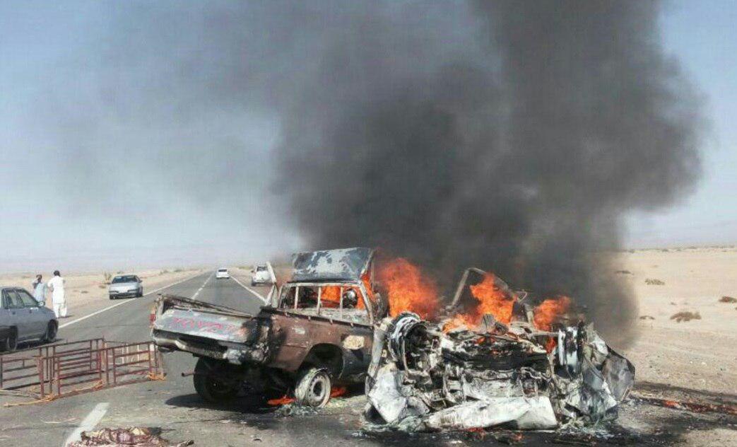 5 کشته در برخورد وانت تویوتا با 2 خودرو سواری/ ۵ نفر در آتش سوختند+ عکس