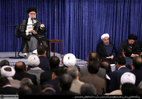 نوشته پرمعنی بالای سر رهبر انقلاب در دیدار با مسئولان نظام + عکس