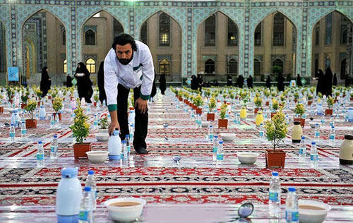 سفره&zwnj;های افطاری ساده در امامزادگان استان