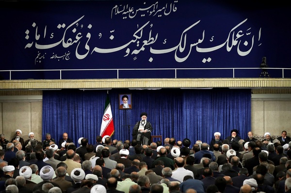 نوشته پرمعنی بالای سر رهبر انقلاب در دیدار با مسئولان نظام + عکس