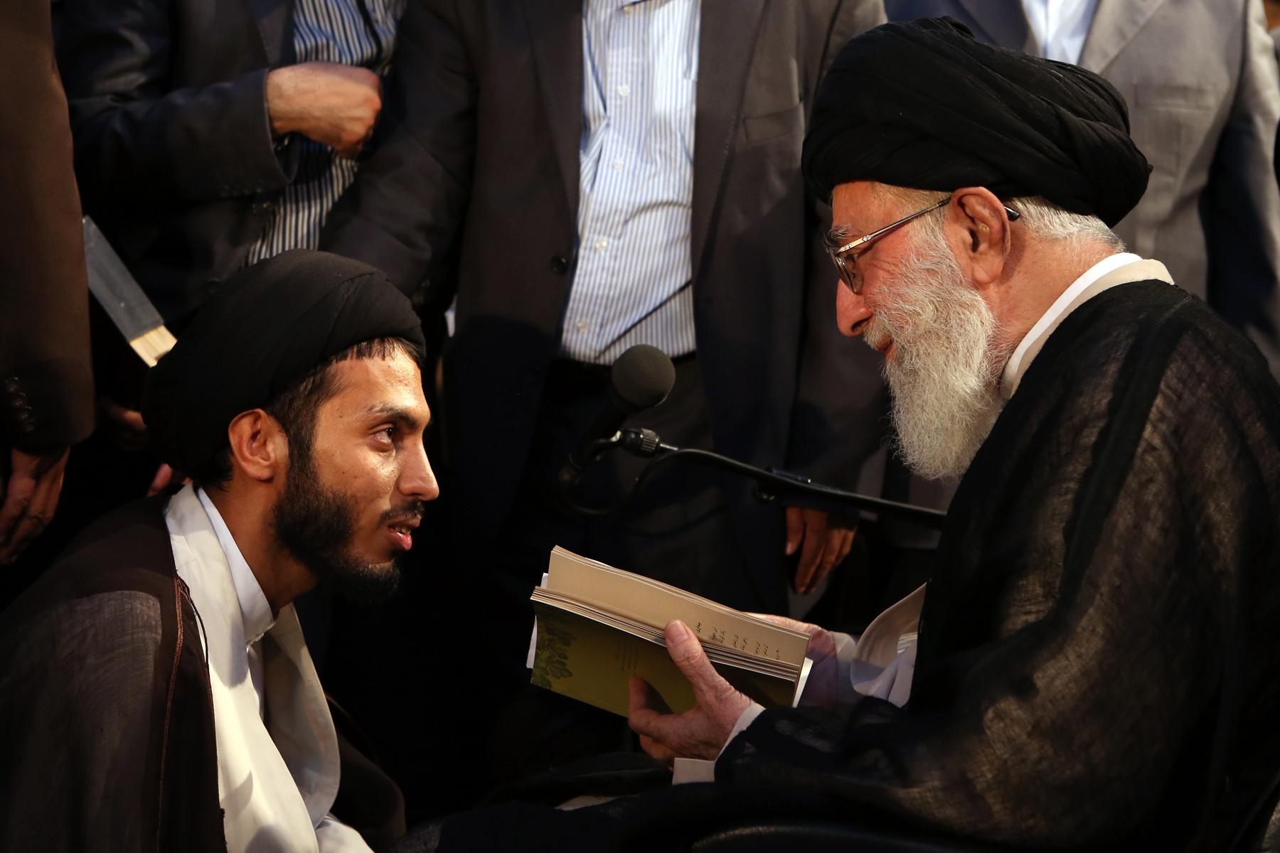 شاعر برجسته ی افغانستانی: توجه مقام معظم رهبری به سعر و ادبیات در جان بینظیر است/