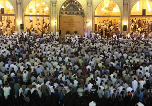 اذان سوزناک صبح ۱۹ رمضان در محل ضربت خوردن امام علی(ع) + فیلم