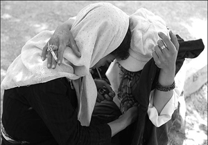 صحنه‌ای تلخ و تکان‌دهنده/استعمال مواد مخدر توسط زن و مرد در ملاعام + فیلم