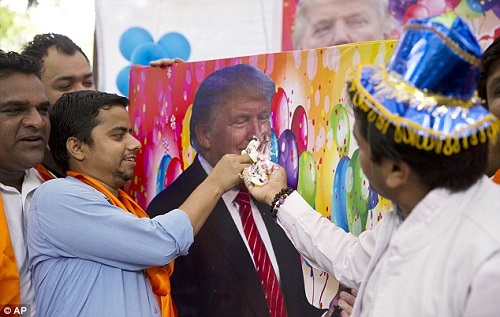 جشن تولد رئیس&zwnj;جمهور جنجالی آمریکا در سایه عدم مقبولیت وی از سوی مردم کشورش