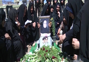 فیلمی دردناک از کودکی که در حادثه تروریستی مجلس مادر خود را از دست داد