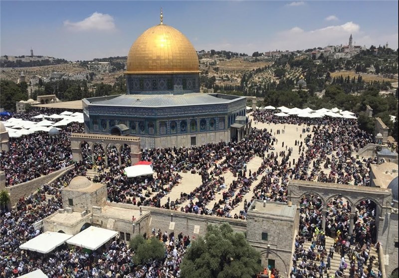 حضور بیش از 300هزار نمازگزار فلسطینی در جوار مسجدالاقصی/ وقتی جوانان مقاومت از دیوارهای ظالمانه صهیونیست&zwnj;ها عبور می&zwnj;کنند!